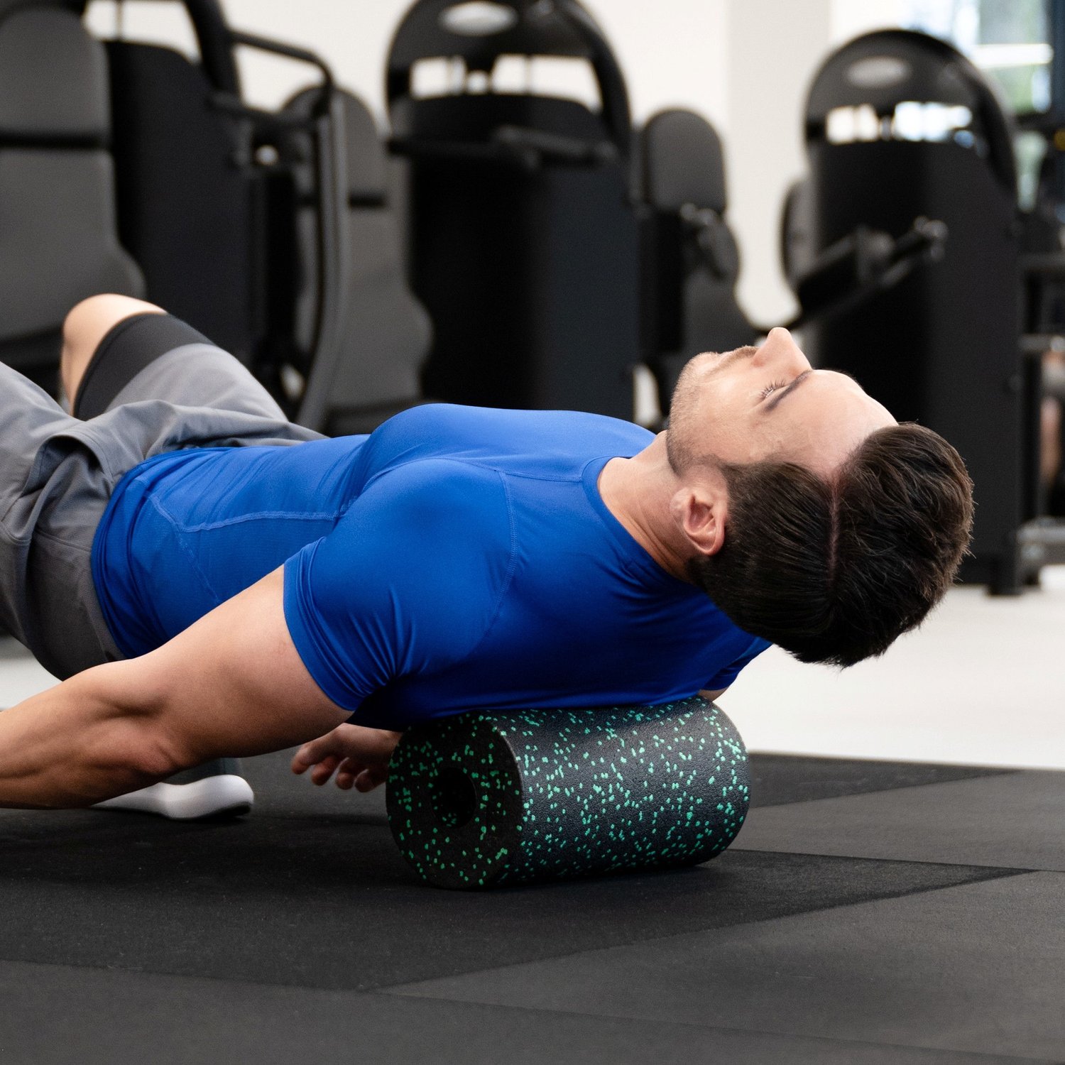 Масажний ролик Gymtek для йоги та фітнесу EPP 30*15см чорно-зелений — фото 3