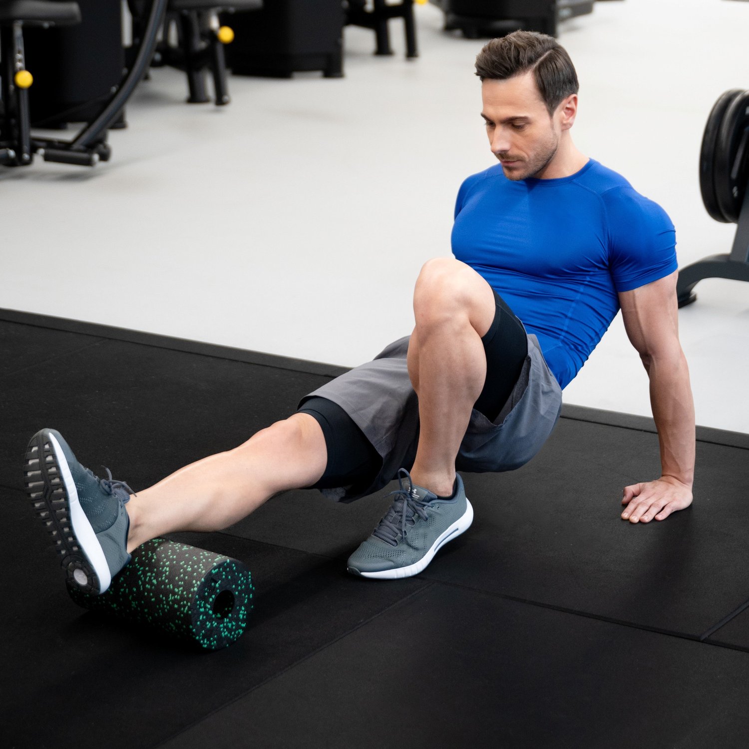 Масажний ролик Gymtek для йоги та фітнесу EPP 30*15см чорно-зелений — фото 4