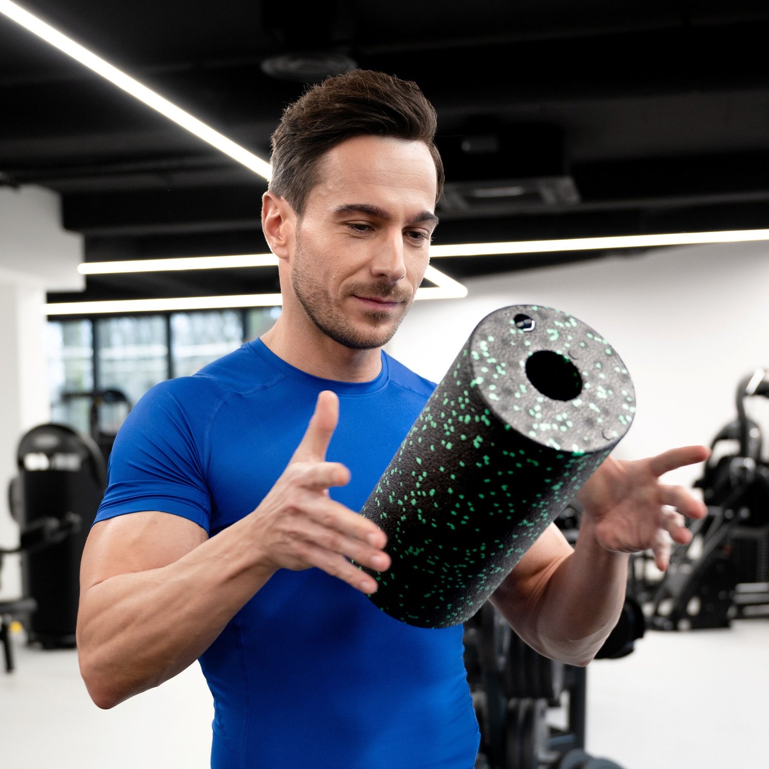 Масажний ролик Gymtek для йоги та фітнесу EPP 30*15см чорно-зелений — мініатюра 6